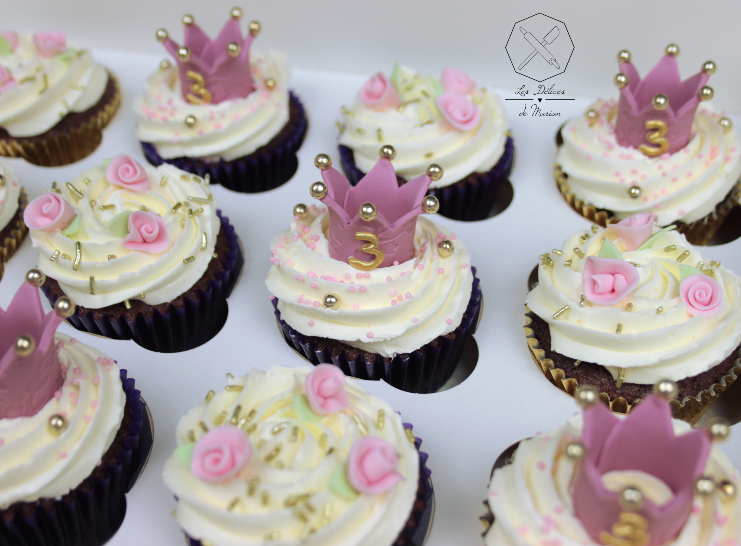 cupcakes_couronne_petites_fleurs_roses_princesse_cake-design_delices-marion