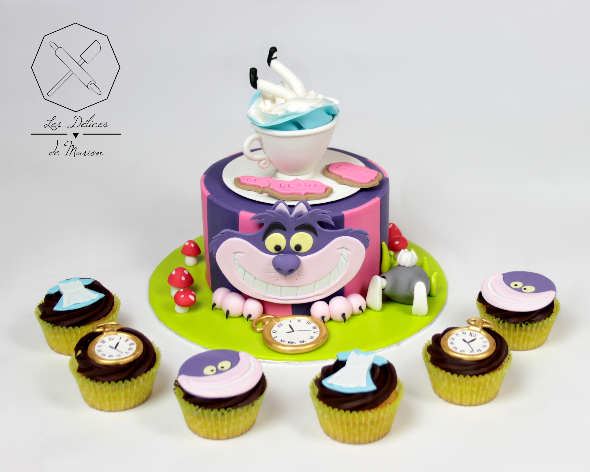 gateau_alice_au_pays_des_merveilles_lapin_chat_montre_cupcakes_assortis_cake-design_delices-marion
