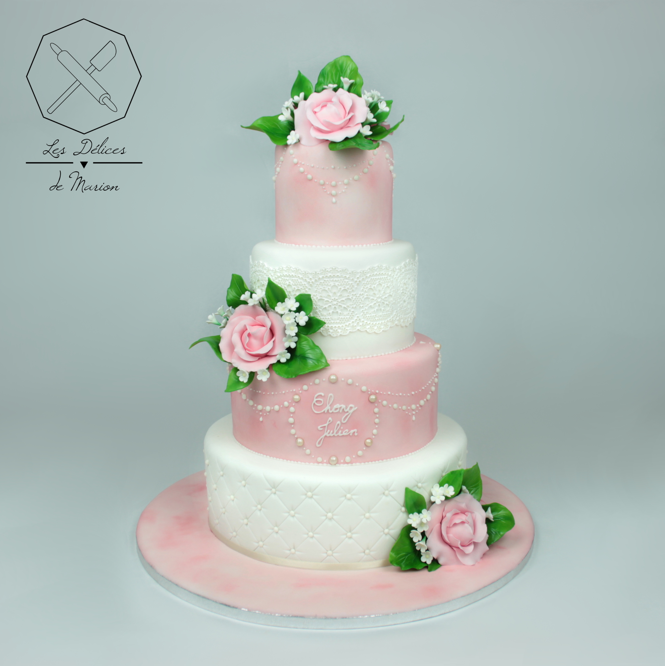 gateau_mariage_wedding_cake_dentelle_perles_fleurs_rose_poudre_cake-design_delices-marion