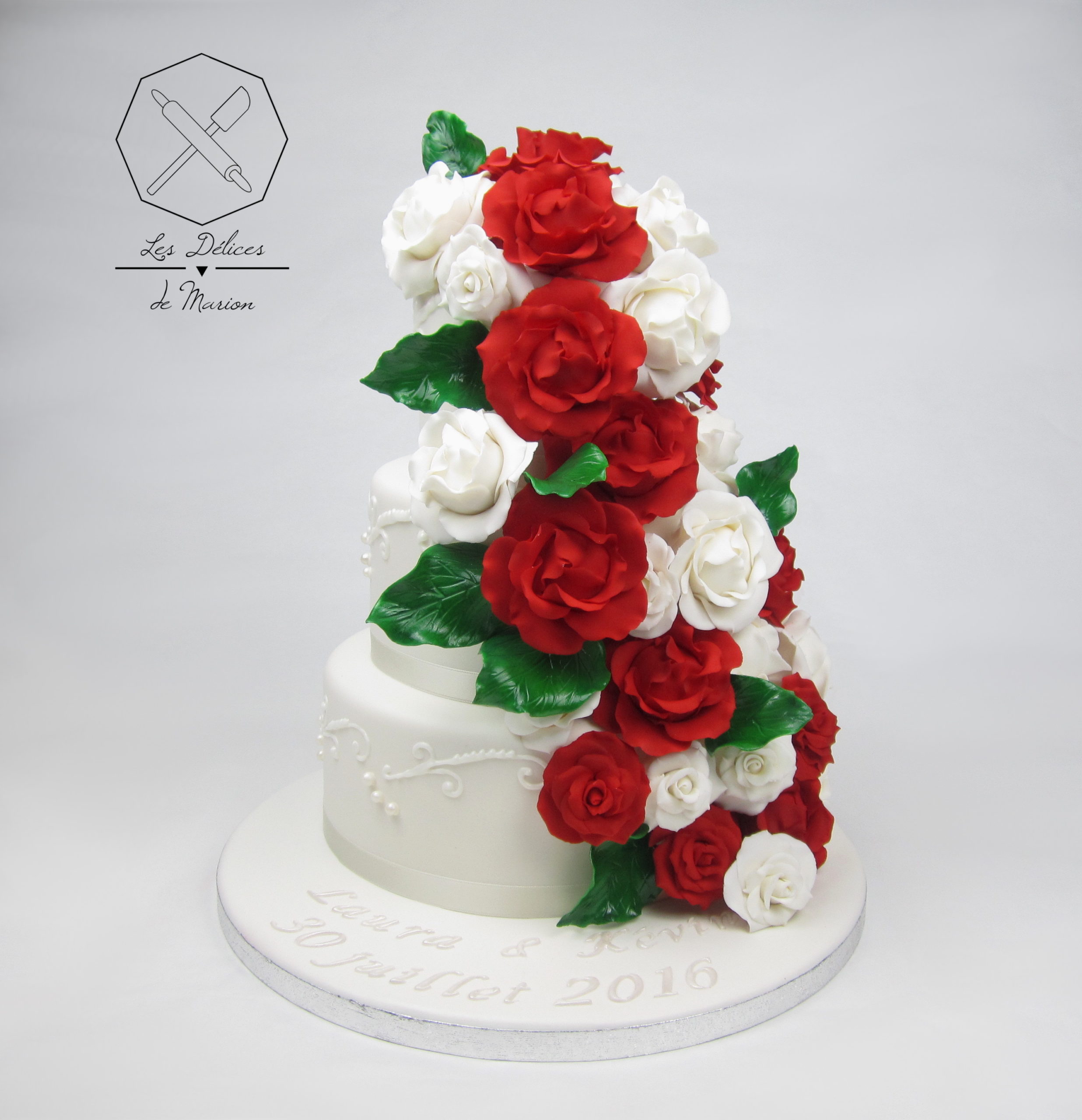 gateau_wedding-cake_roses_blanc_rouge_arabesques_cake-design_delices-marion