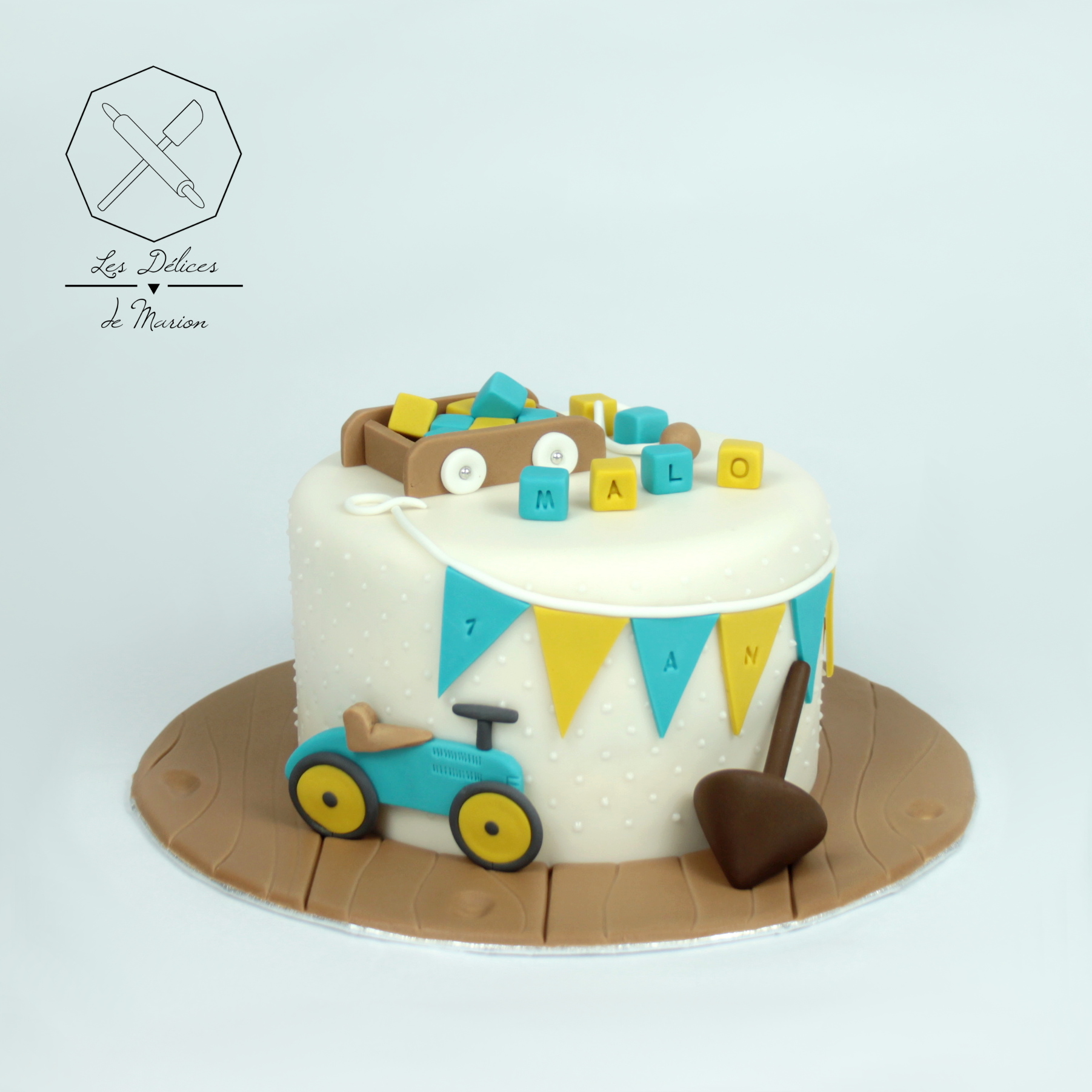 gateau_jouets_anciens_porteur_voiture_toupie_chariot_bleu_jaune_cake-design_delicesmarion