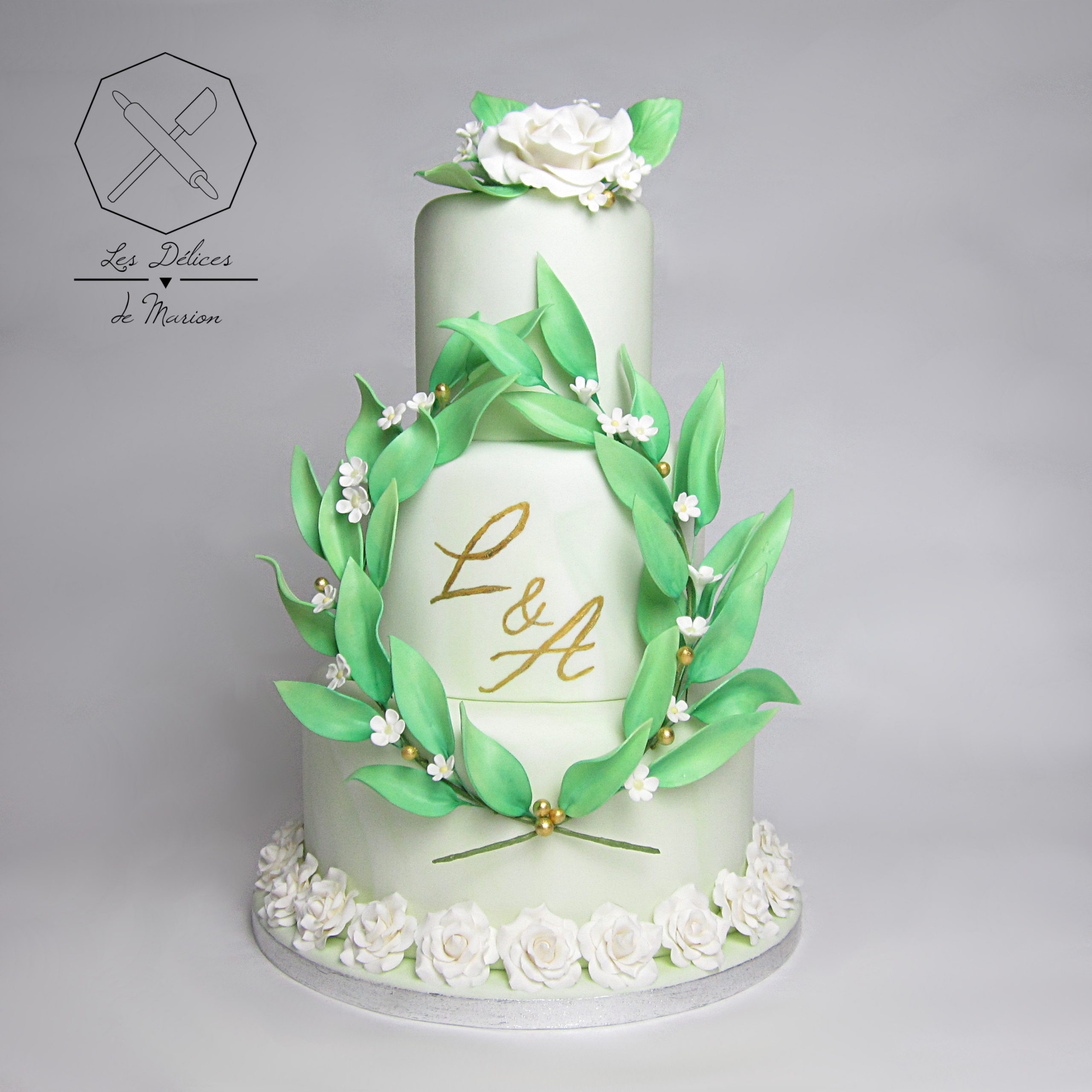 wedding_cake_gateau_mariage_vert_blanc_or_couronne_fleurs_feuillage_cake-design_delices-marion